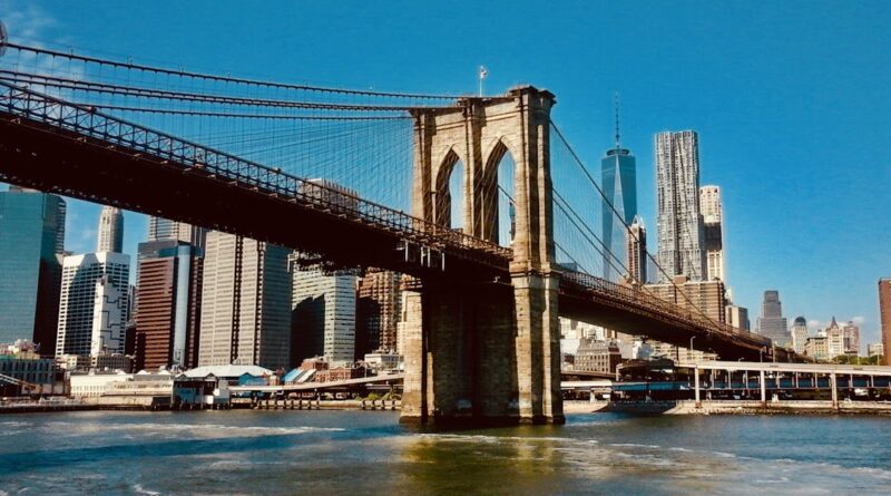 découvrez new york, la ville qui ne dort jamais. explorez ses emblématiques gratte-ciels, la diversité de ses quartiers, et la richesse de sa culture. entre le charme de central park et l'effervescence de times square, new york vous promet une expérience inoubliable.