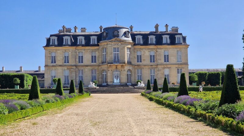 découvrez saint-palais-sur-mer, une charmante station balnéaire de la côte atlantique française. profitez de ses plages dorées, de ses paysages naturels préservés et de ses activités nautiques. idéal pour des vacances en famille ou un week-end romantique, saint-palais-sur-mer offre une ambiance conviviale et authentique, entre culture locale et découvertes gourmandes.