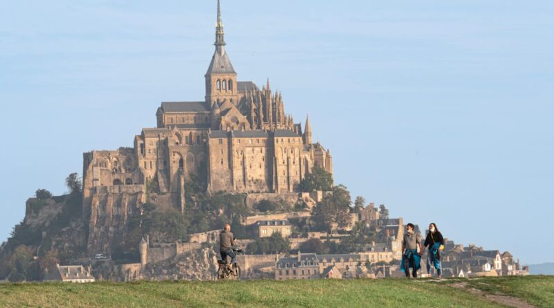 découvrez saint-palais-sur-mer, une charmante station balnéaire en charente-maritime, où plages de sable fin, paysages pittoresques et activités nautiques vous attendent. profitez d'une escapade relaxante au cœur d'une nature préservée et explorez les richesses de cette destination familière et accueillante.