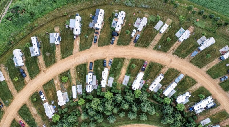 découvrez le tahiti village camping, un havre de paix où la nature rencontre le confort. profitez d'emplacements spacieux, d'animations familiales et du magnifique paysage de tahiti. un choix idéal pour des vacances inoubliables au cœur du pacifique.