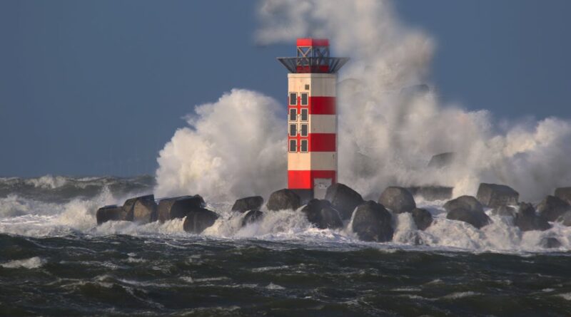 découvrez le phare de cordouan, un bijou architectural situé à l'embouchure de la gironde. classé monument historique, il offre une vue imprenable sur l'océan atlantique et raconte l'histoire maritime de la france. venez explorer cet emblème de la navigation et plongez au cœur de son patrimoine exceptionnel.
