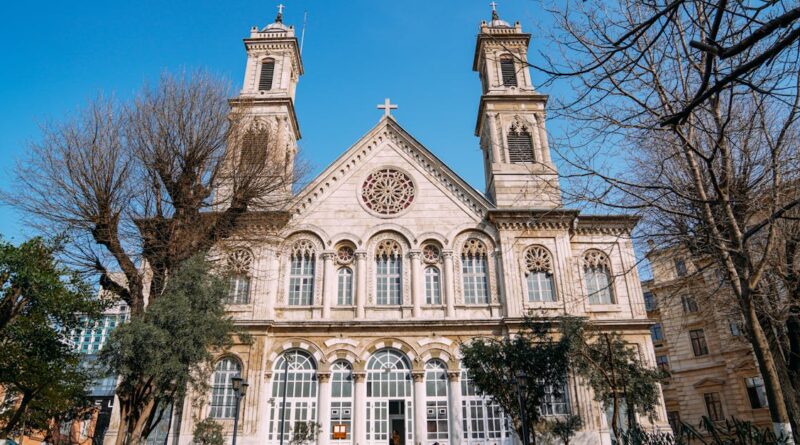 découvrez l'enchantement des églises romanesques, témoins d'un patrimoine architectural impressionnant. plongez dans l'histoire et l'art de ces édifices majestueux, aux styles variés et aux éléments décoratifs uniques, qui captivent les visiteurs par leur beauté intemporelle.