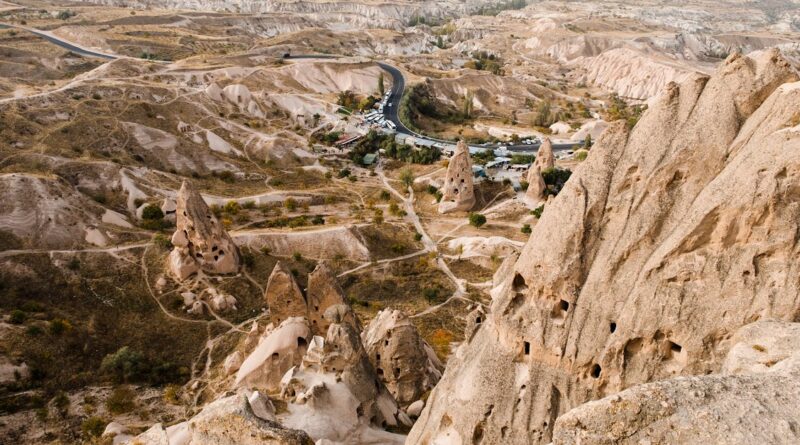 découvrez les fascinantes grottes troglodytes, un patrimoine unique sculpté par la nature. explorez ces habitats ancestraux, témoins d'une histoire riche et d'une architecture impressionnante, tout en vous imprégnant de la beauté naturelle qui les entoure.