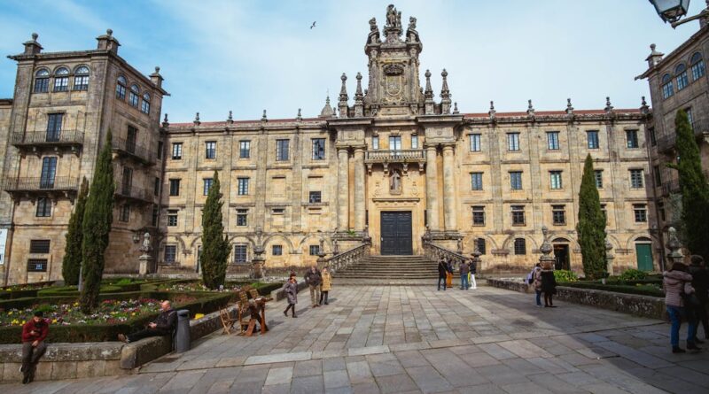 découvrez santiago de compostelle, la ville emblématique de pèlerinage, avec son architecture médiévale, sa culture riche et son ambiance spirituelle unique. explorez la célèbre cathédrale, flânez dans ses ruelles historiques et plongez dans la gastronomie locale.