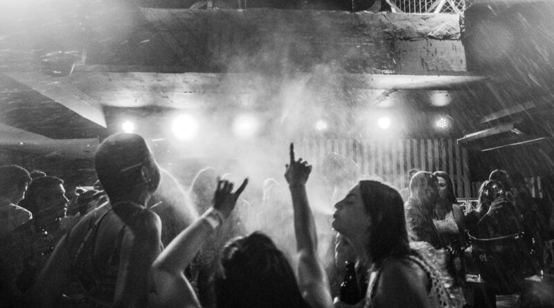 découvrez la vie nocturne vibrante et animée de votre ville, des bars tendances aux clubs électrisants. plongez dans une aventure nocturne inoubliable avec des événements exclusifs, de la musique live et des atmosphères envoûtantes pour des soirées mémorables.