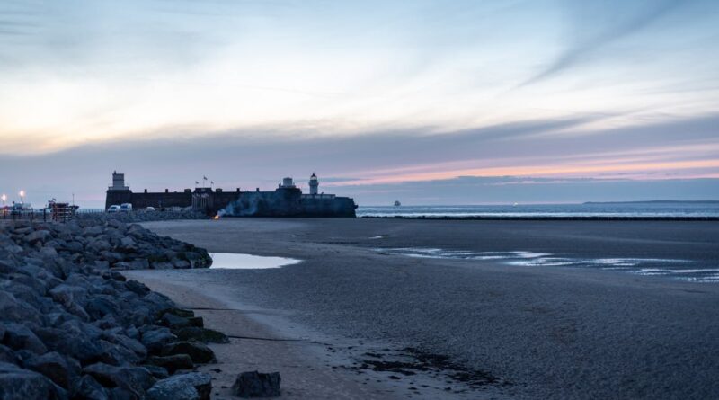 découvrez le phare de cordouan, un monument emblématique situé à l'embouchure de la gironde. plongez dans son histoire captivante et admirez son architecture majestueuse, tout en explorant les paysages marins d'exception qui l'entourent. une visite incontournable pour les amoureux de la mer et du patrimoine.