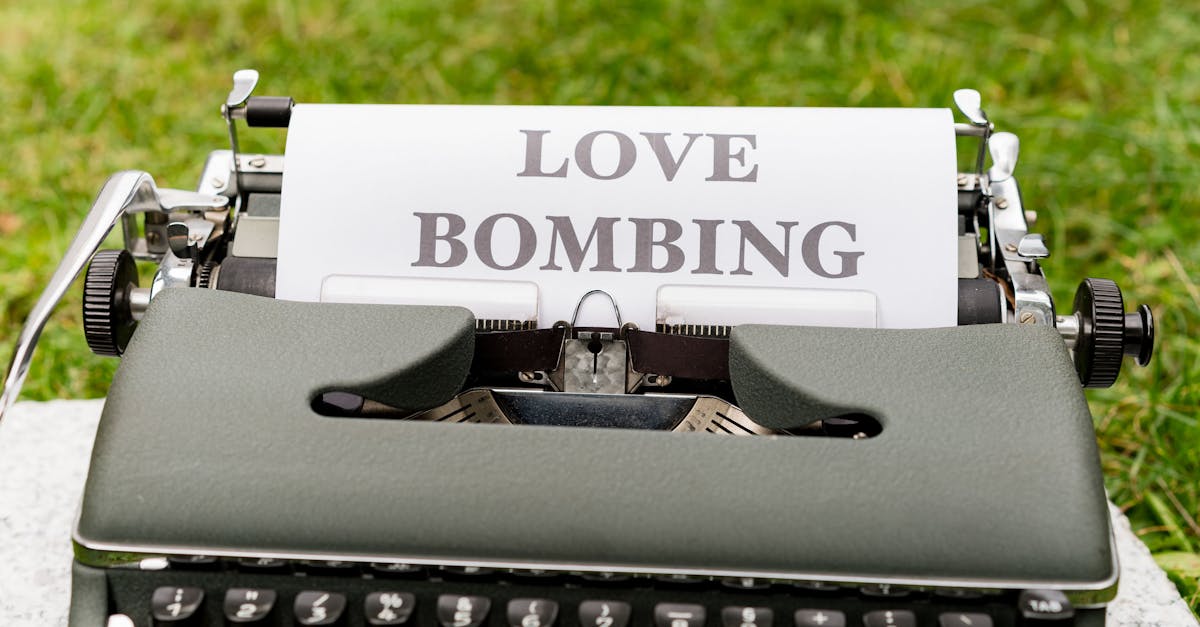 découvrez l'impact des bombardements à travers l'histoire, leurs conséquences sur les sociétés et les stratégies militaires. une plongée dans un sujet complexe qui illustre la tragédie des conflits.
