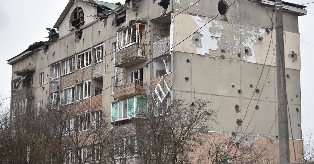 découvrez l'impact des bombardements à travers l'histoire, leurs conséquences sur les populations et les villes, ainsi que les leçons à en tirer pour construire un avenir pacifique.