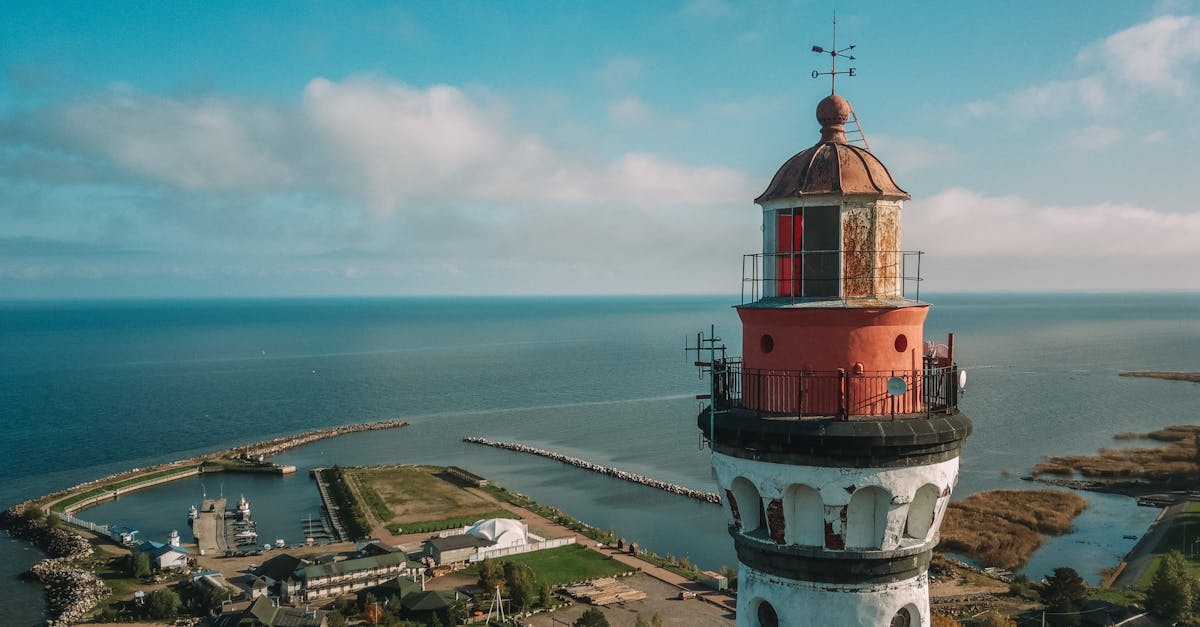 découvrez le phare de cordouan, fier gardien des mers et symbole maritime de la france. plongez dans l'histoire fascinante de ce monument classé au patrimoine mondial, situé à l'embouchure de la gironde, offrant des vues spectaculaires sur l'océan atlantique et des récits captivants sur les marins qui l'ont navigué.