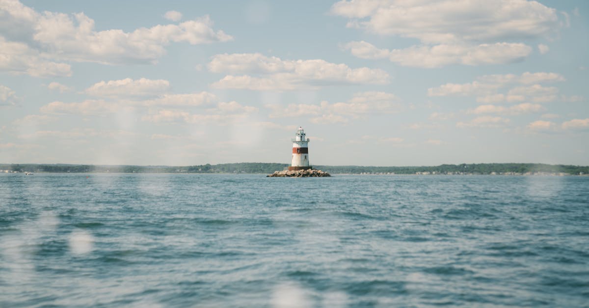 découvrez le phare de cordouan, emblématique joyau maritime de la côte atlantique française, mêlant beauté architecturale et histoire fascinante. plongez dans l'univers des phares et explorez ce monument classé au patrimoine mondial de l'unesco, témoin des navigations d'antan.