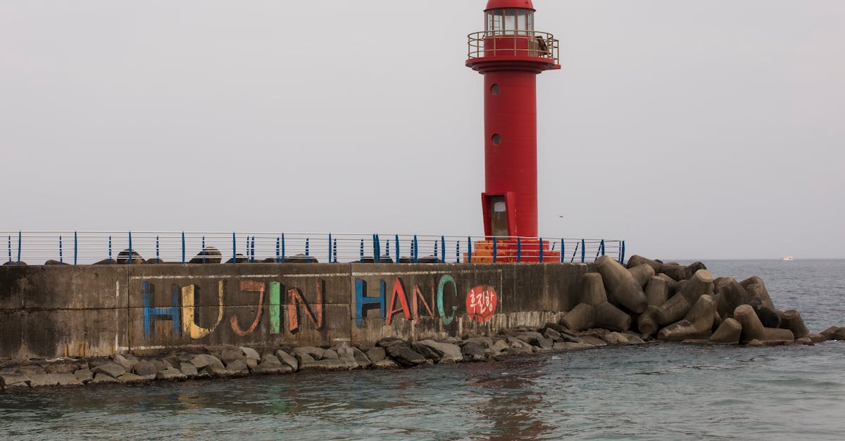 découvrez le phare de cordouan, un joyau architectural situé à l'embouchure de la gironde. classé au patrimoine mondial de l'unesco, ce phare emblématique offre une vue imprenable sur l'océan atlantique et son histoire fascinante en fait une destination incontournable pour les amoureux de la mer et des paysages marins.