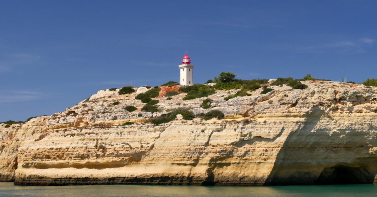 découvrez le phare de cordouan, majestueux gardien des mers, alliant histoire fascinante et architecture remarquable. perché à l'entrée de l'estuaire de la gironde, ce joyau du patrimoine maritime français offre des panoramas exceptionnels et une riche biodiversité, parfait pour les amoureux de la nature et d'aventure.
