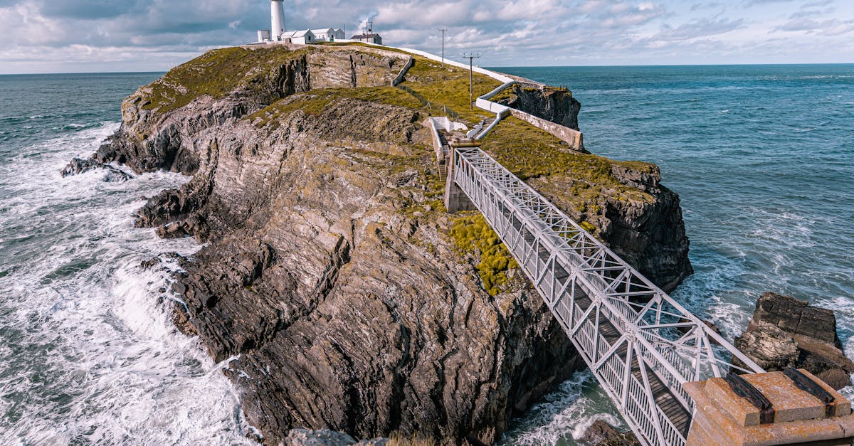 découvrez le phare de cordouan, un monument emblématique situé à l'embouchure de la gironde. classé au patrimoine mondial de l'unesco, ce phare majestueux allie histoire et architecture maritime, offrant des vues spectaculaires sur l'océan atlantique. plongez dans l'aventure d'une visite unique et admirez ce symbole de la navigation.