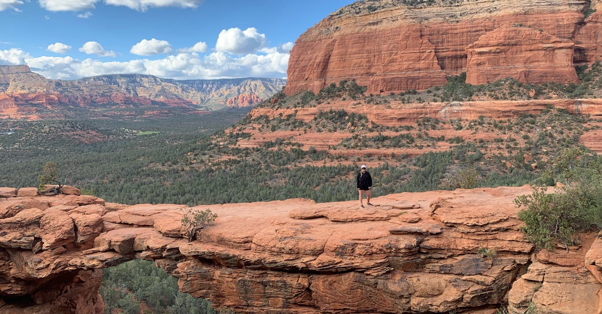 découvrez le célèbre devil's bridge, un chef-d'œuvre architectural emblématique niché au cœur de la nature. admirez son histoire fascinante et ses vues à couper le souffle tout en vous plongeant dans une aventure inoubliable sur ce pont mystérieux.