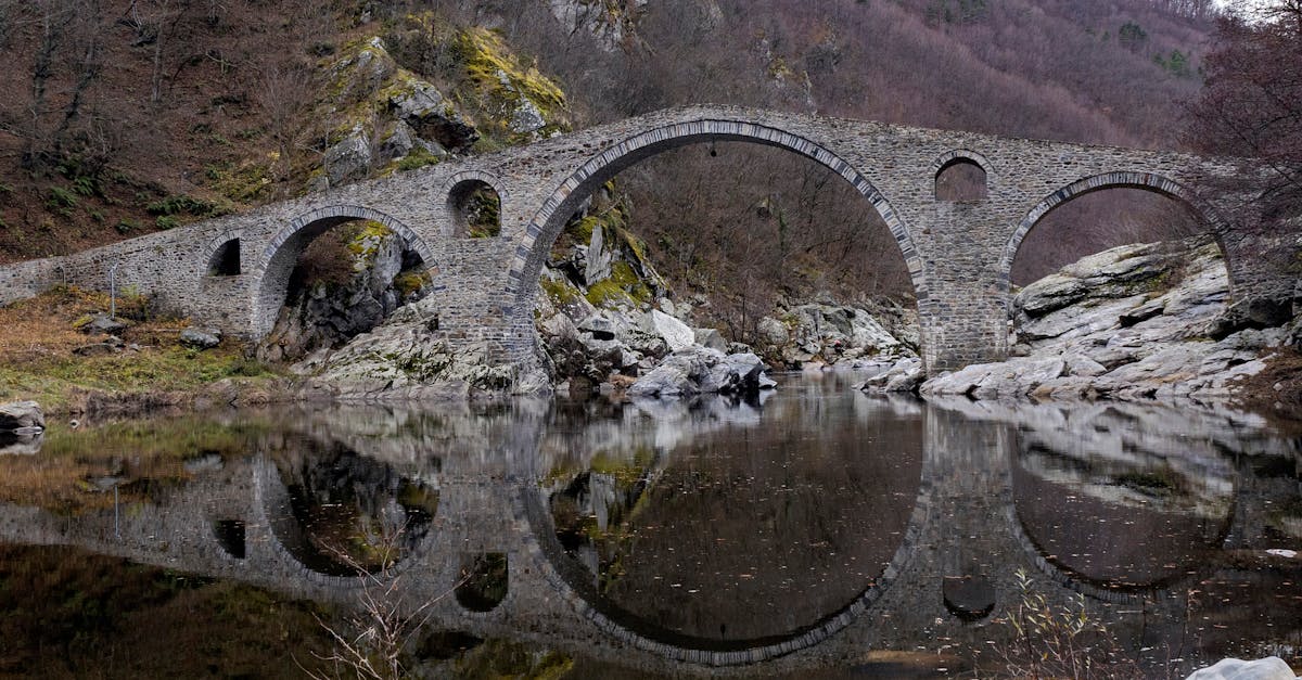 découvrez le célèbre devil's bridge, un chef-d'œuvre d'ingénierie et un symbole de légendes mystérieuses. plongez dans l'histoire fascinante et les paysages époustouflants qui entourent ce pont emblématique, parfait pour une aventure inoubliable.