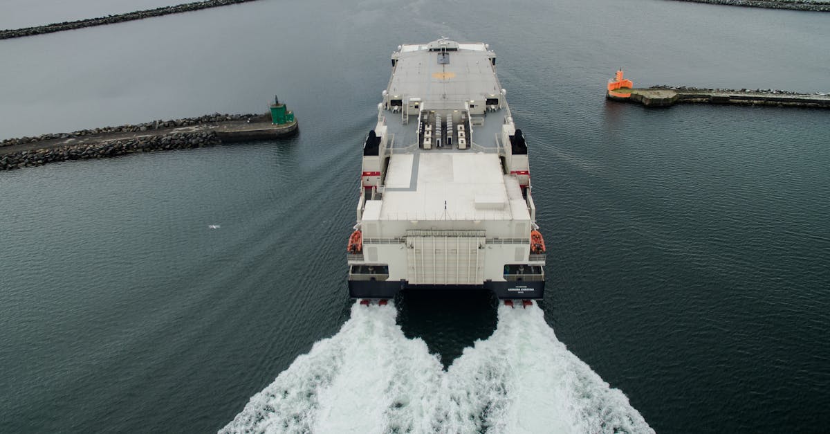 découvrez l'univers des ferries, des moyens de transport maritimes pratiques et accessibles qui vous permettent de naviguer entre les îles et le continent. embarquez pour une aventure inoubliable, tout en profitant de magnifiques paysages et d'une expérience de voyage unique.
