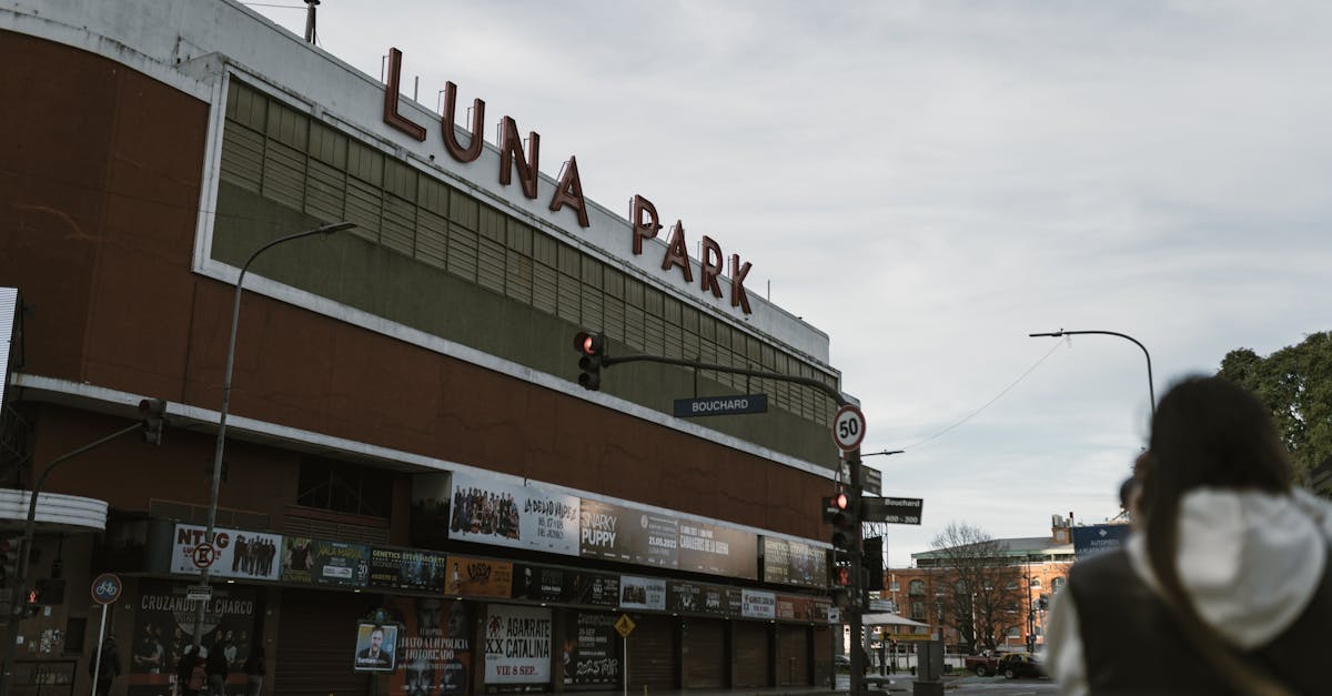 découvrez l'univers magique de luna park, un parc d'attractions où les sensations fortes et les divertissements vous attendent. profitez des manèges, des jeux et des spectacles pour des moments inoubliables en famille ou entre amis.