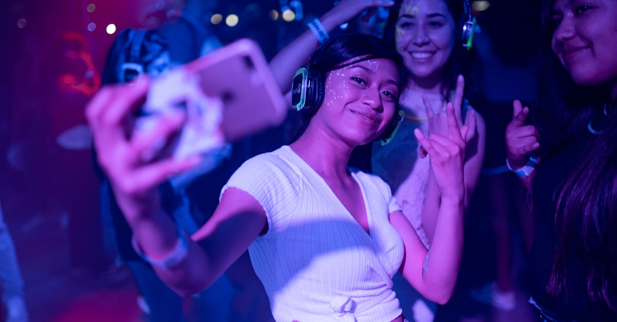 découvrez la vie nocturne vibrante de votre ville : bars animés, clubs dansants, concerts live et événements uniques vous attendent pour des soirées inoubliables. plongez dans l'ambiance électrisante et explorez les meilleures adresses pour profiter pleinement de la nuit.