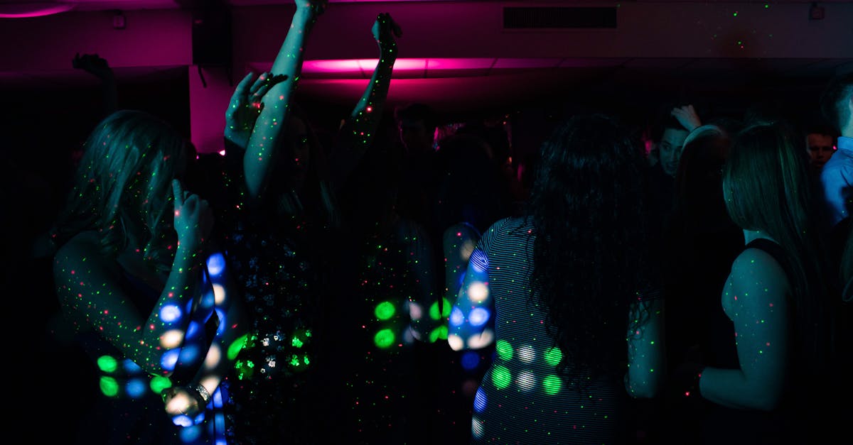 découvrez l'effervescence de la vie nocturne ! des bars animés aux clubs électrisants, plongez dans l'atmosphère captivante où la musique, la danse et la convivialité se rencontrent pour des soirées inoubliables.