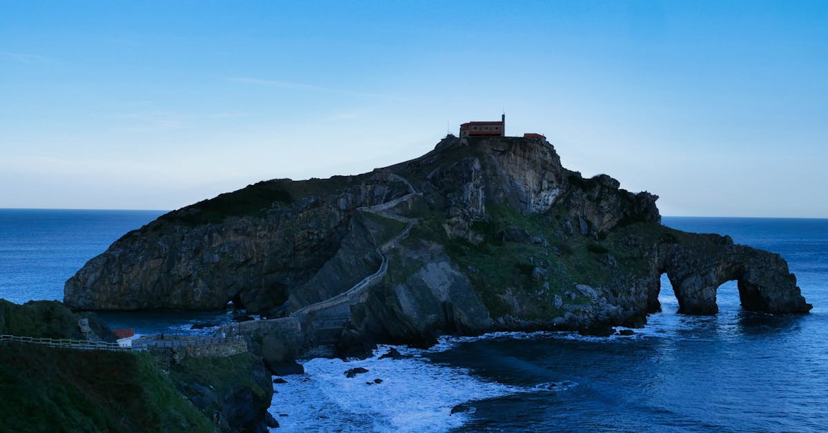 découvrez l'univers passionnant de la pelote basque, un sport traditionnel originaire du pays basque. apprenez les techniques, les règles du jeu et l'histoire de cette activité dynamique qui allie stratégie et agilité. plongez dans la culture basque et laissez-vous séduire par l'adrénaline de la compétition.