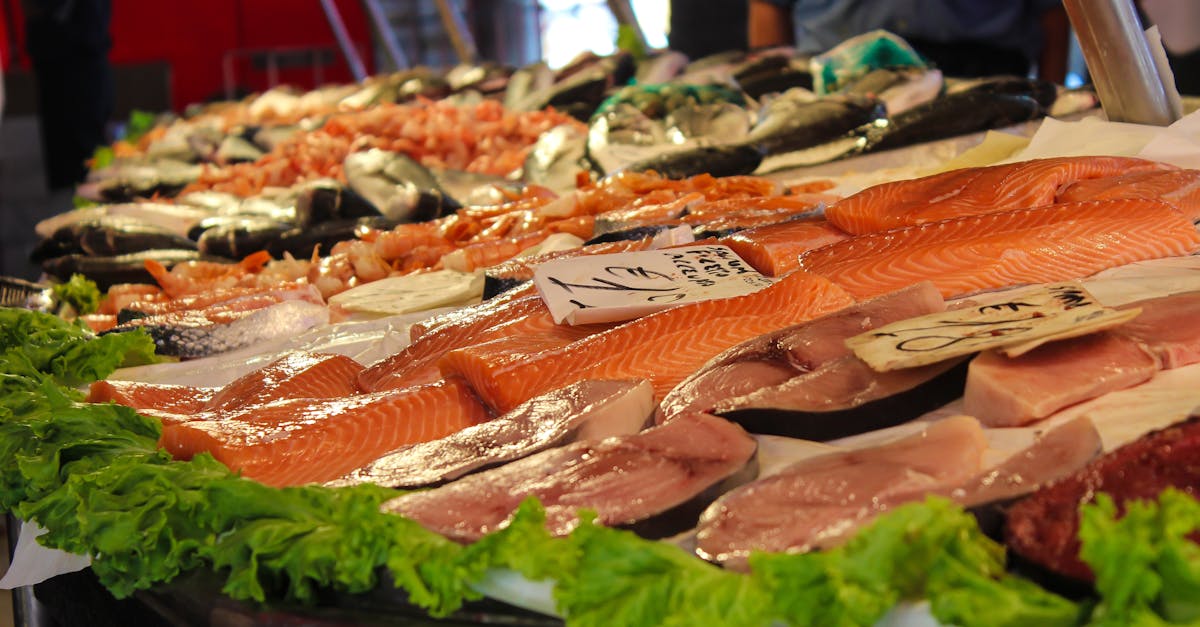 découvrez le marché aux poissons de royan, une véritable caverne d'ali baba pour les amateurs de fruits de mer. profitez d'une sélection fraîche et variée de poissons locaux, crustacés et spécialités maritimes dans un cadre authentique et animé. parfait pour les gourmets souhaitant savourer la mer dans leur assiette !