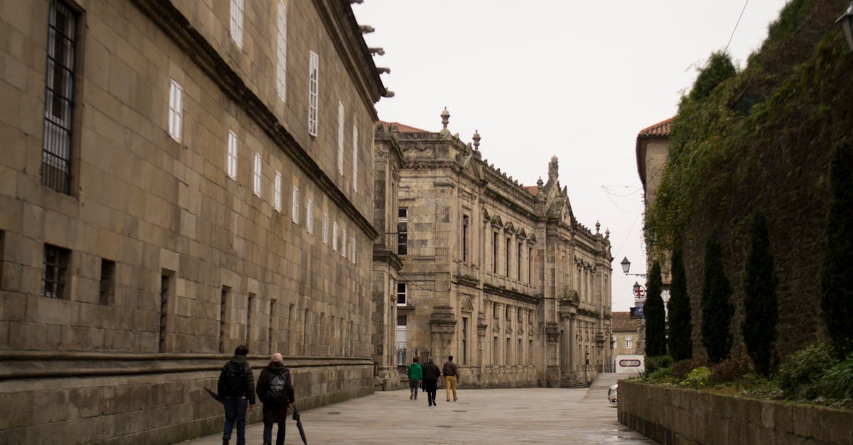 découvrez santiago de compostela, une ville emblématique d'espagne, connue pour son riche patrimoine culturel, ses paysages époustouflants et son rôle en tant que destination phare du chemin de saint-jacques. explorez la majestueuse cathédrale, flânez dans ses ruelles médiévales et savourez la délicieuse gastronomie locale.