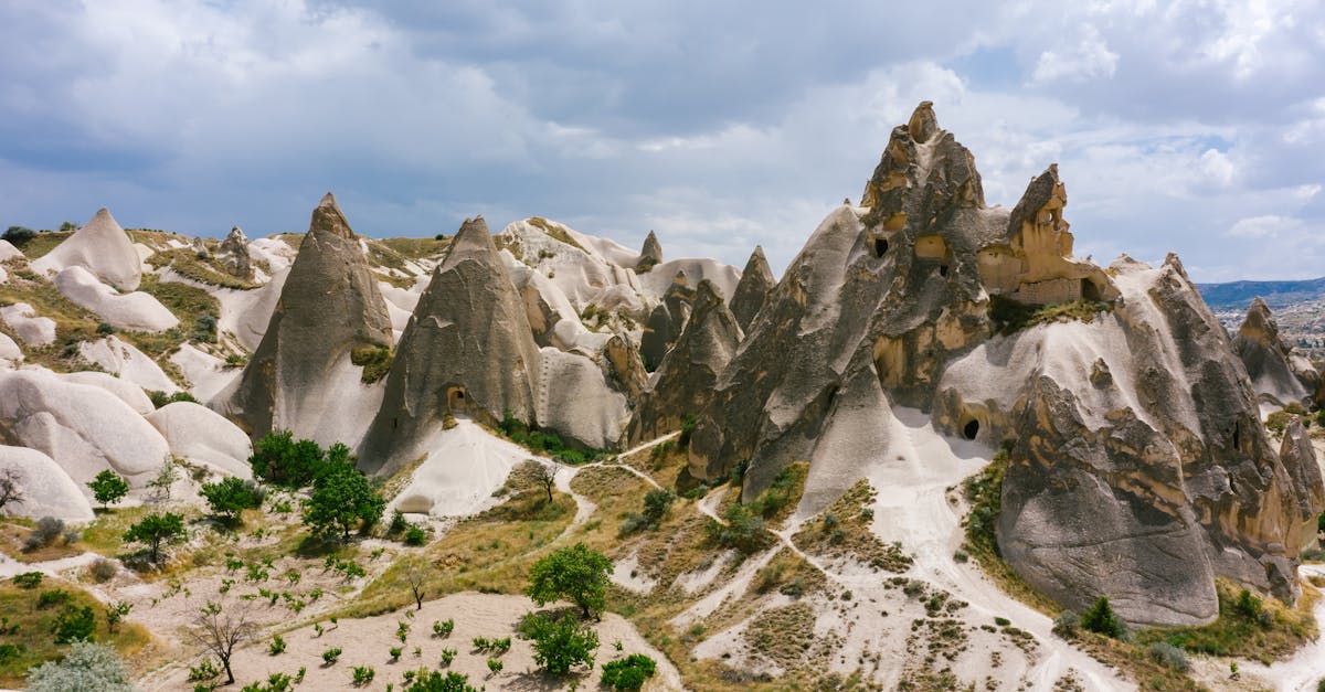 découvrez les fascinantes grottes troglodytes, des habitations sculptées dans la roche, témoignant d'une riche histoire et d'une architecture unique. explorez ces merveilles naturelles et plongez dans un monde souterrain chargé de culture et de mystère.