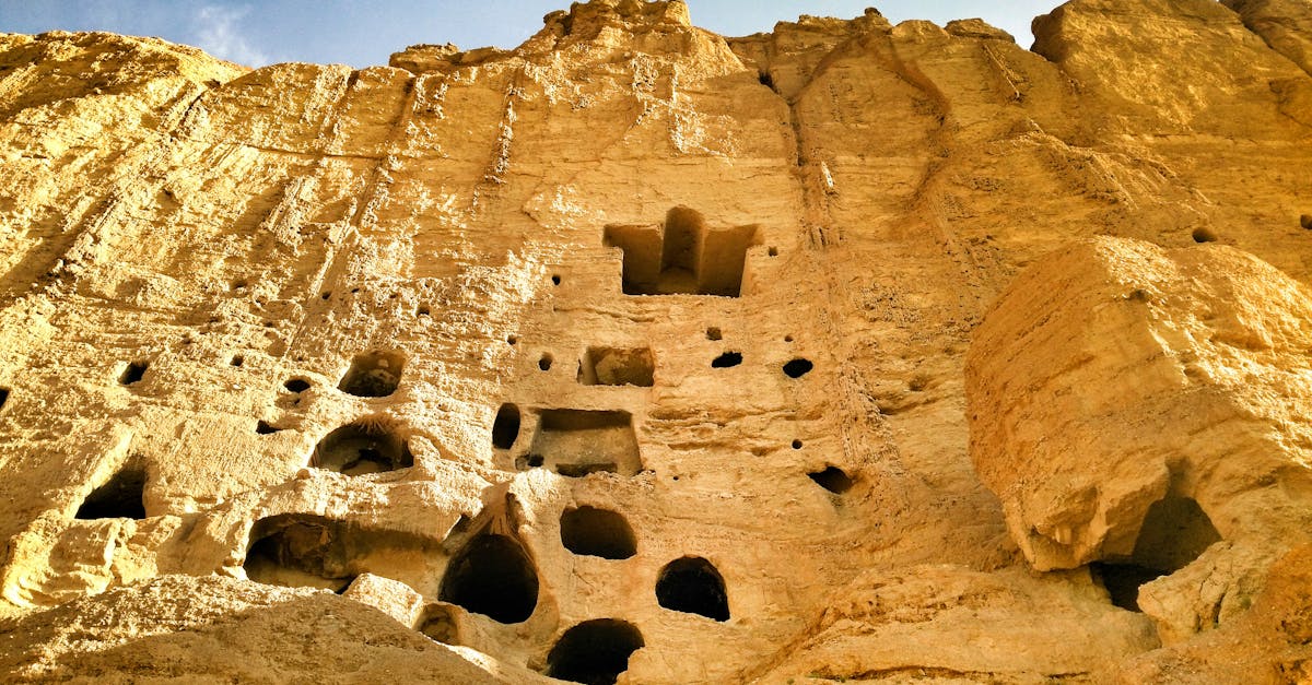 découvrez l'incroyable monde des caves troglodytes, ces habitations creusées dans la roche qui offrent un mélange unique d'histoire et de nature. explorez leur architecture fascinante et plongez dans un mode de vie ancestral au cœur de paysages enchanteurs.
