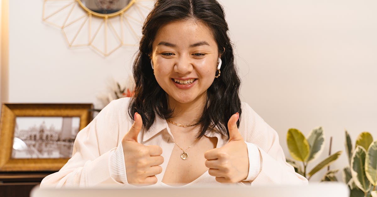 découvrez tout ce que vous devez savoir sur les webcams : comment elles fonctionnent, leurs utilisations variées, et nos conseils pour choisir le modèle idéal pour vos besoins en vidéo en direct, visioconférence ou streaming.