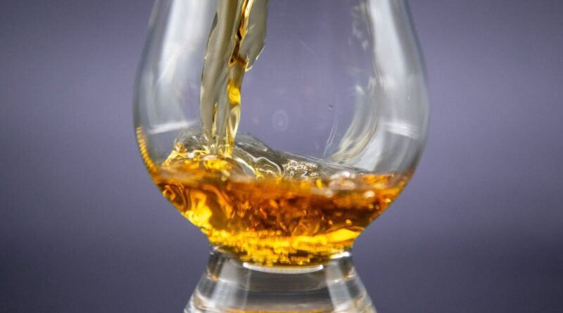 découvrez l'univers du cognac, une eau-de-vie emblématique de la france, élaborée à partir de raisins soigneusement sélectionnés. apprenez sur ses différentes appellations, son processus de vieillissement et les meilleures façons de déguster cette boisson raffinée. explorez les cocktails et les accords mets-cognac pour une expérience gustative inoubliable.