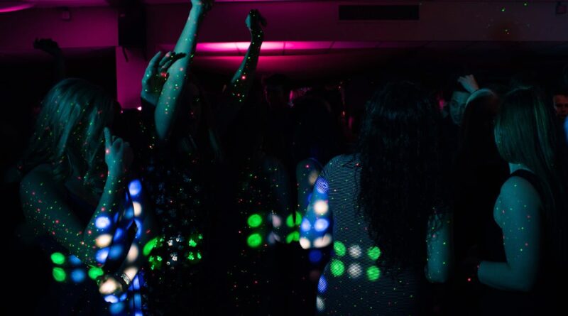 découvrez l'univers palpitant des nightclubs, où la musique électrisante et l'ambiance festive se rencontrent pour des nuits inoubliables. plongez dans la danse, les cocktails savoureux et les meilleurs djs de la scène, et laissez-vous emporter par une expérience nocturne unique.