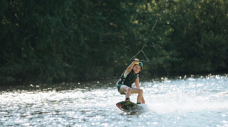 découvrez le wakeboarding, un sport nautique excitant qui combine le surf et le ski nautique. apprenez les techniques de glisse, les figures impressionnantes et les sensations fortes sur l'eau. que vous soyez débutant ou expert, le wakeboarding vous offre une expérience inoubliable au cœur de la nature.
