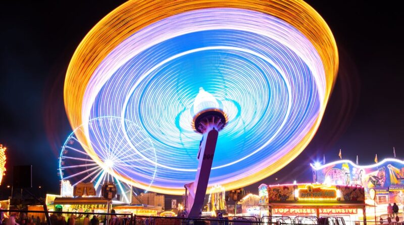 découvrez la magie de la grande roue, une attraction emblématique qui vous offre des vues panoramiques à couper le souffle. profitez d'un moment inoubliable, que ce soit en famille ou entre amis, et laissez-vous séduire par la beauté des paysages vus d'en haut.