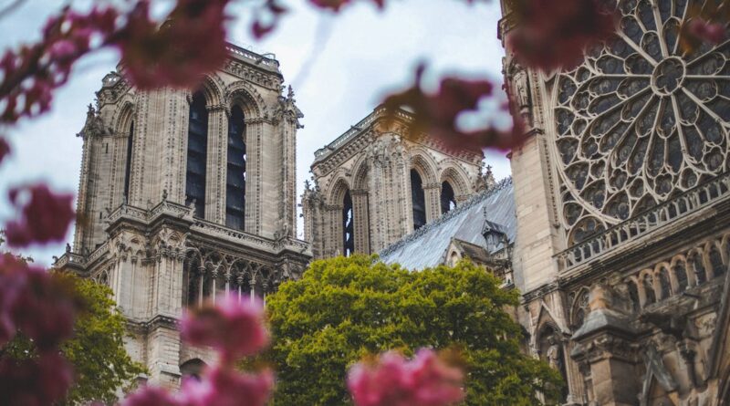 découvrez l'éblouissante église notre-dame, un chef-d'œuvre d'architecture gothique au cœur de paris. explorez son riche patrimoine historique, ses vitraux colorés et son ambiance spirituelle unique.