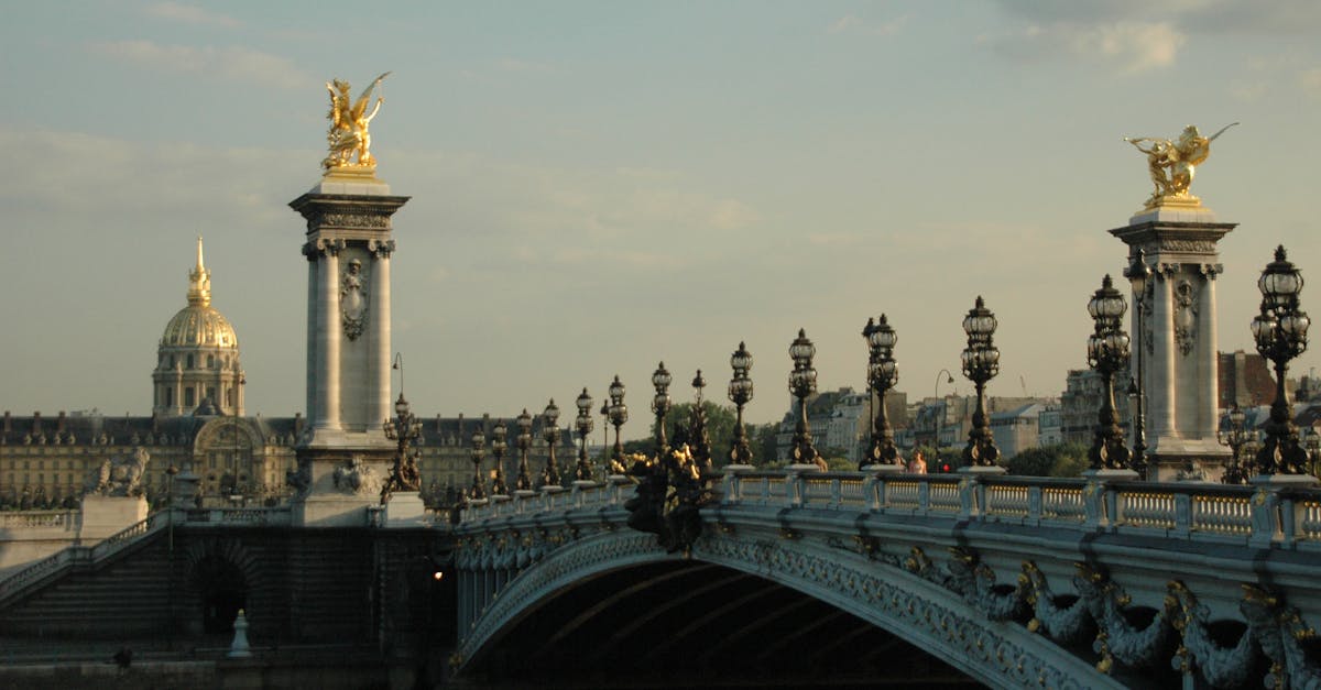 découvrez l'époque fascinante de la belle époque, une période de prospérité et d'innovation culturelle en france, marquée par des avancées artistiques, scientifiques et sociales. plongez dans l'élégance des arts, la mode raffinée et l'effervescence de la vie parisienne à la fin du 19ème siècle.