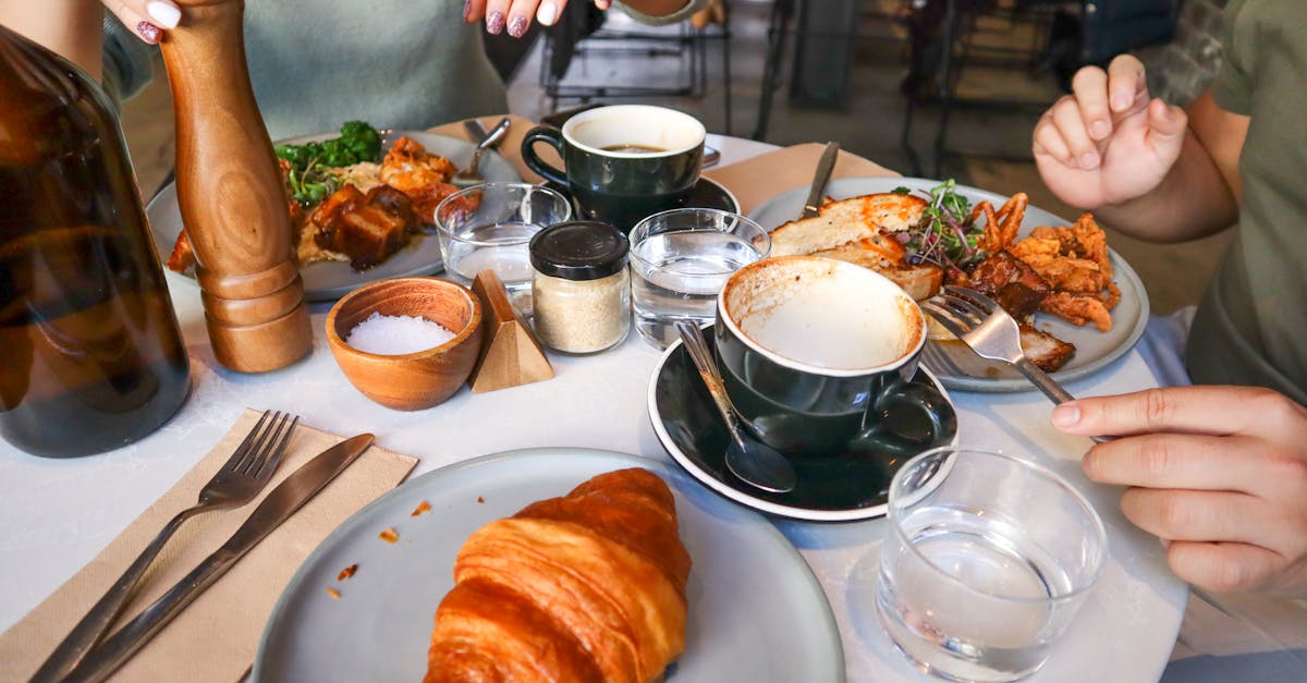 découvrez notre brunch convivial et savoureux, où le sucré rencontre le salé dans une ambiance détendue. profitez de plats frais et de boissons rafraîchissantes, parfaits pour un moment de partage entre amis ou en famille. réveillez vos papilles avec notre sélection délicieuse!