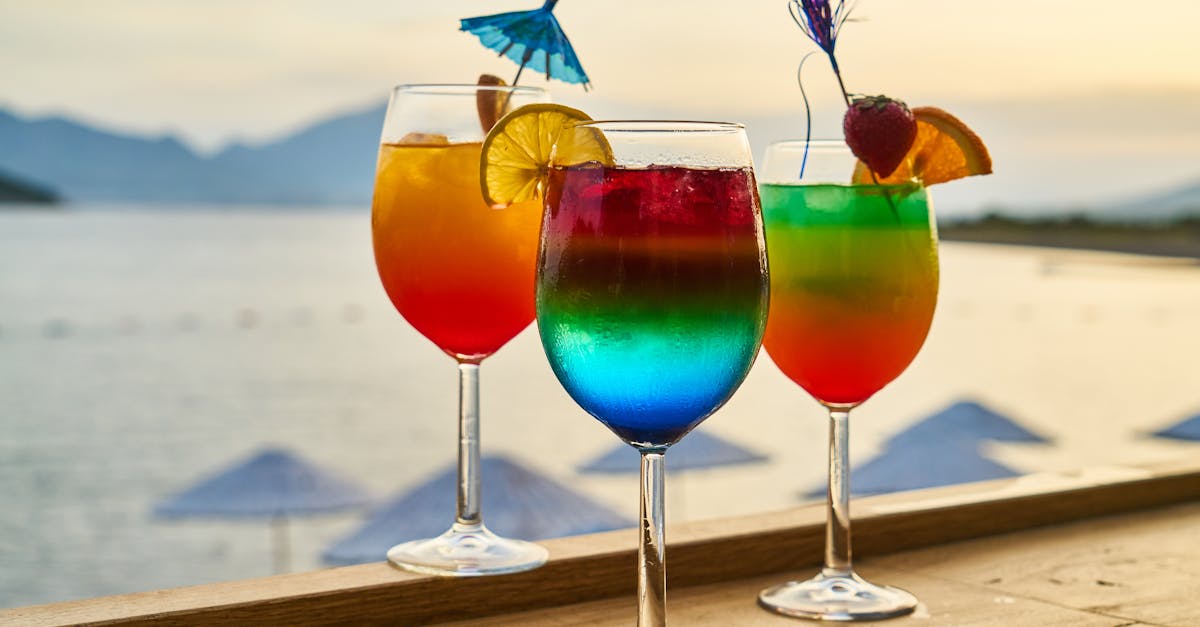 découvrez une sélection exceptionnelle de cocktails, des recettes classiques aux créations innovantes. apprenez les techniques de mixologie, explorez des saveurs uniques et impressionnez vos invités lors de vos prochaines soirées.