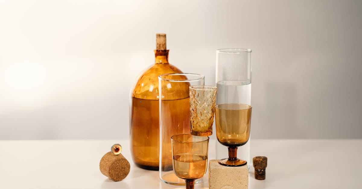 découvrez l'univers du cognac, une eau-de-vie emblématique de la france, réputée pour sa richesse aromatique et son savoir-faire ancestral. explorez les différentes maisons, les méthodes de production et les accords gourmands qui subliment cet élixir raffiné.