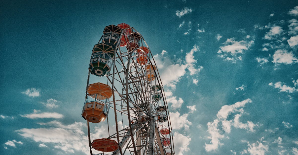 découvrez l'envoûtante grande roue, symbole de plaisir et de nostalgie. plongez dans une expérience inoubliable en prenant de la hauteur et profitez d'une vue imprenable sur les paysages environnants. idéale pour les familles et les amoureux, la grande roue vous promet des moments magiques et des souvenirs mémorables.