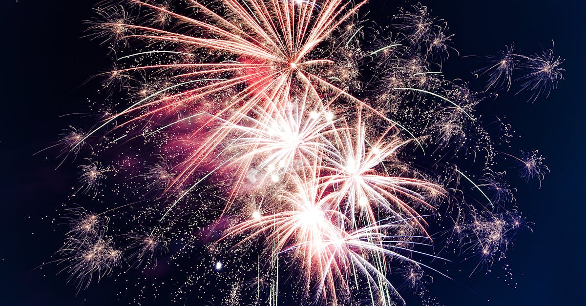 découvrez l'émerveillement des feux d'artifice : un spectacle éclatant de couleurs et de lumières qui illumine le ciel. plongez dans l'univers magique des pyrotechnies et laissez-vous envoûté par des performances spectaculaires lors des célébrations et événements festifs.
