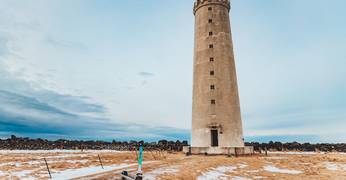 découvrez l'univers fascinant des phares : leur histoire, leur architecture emblématique et leur rôle essentiel dans la navigation maritime. explorez les plus beaux phares du monde et laissez-vous inspirer par leur lumière intemporelle.