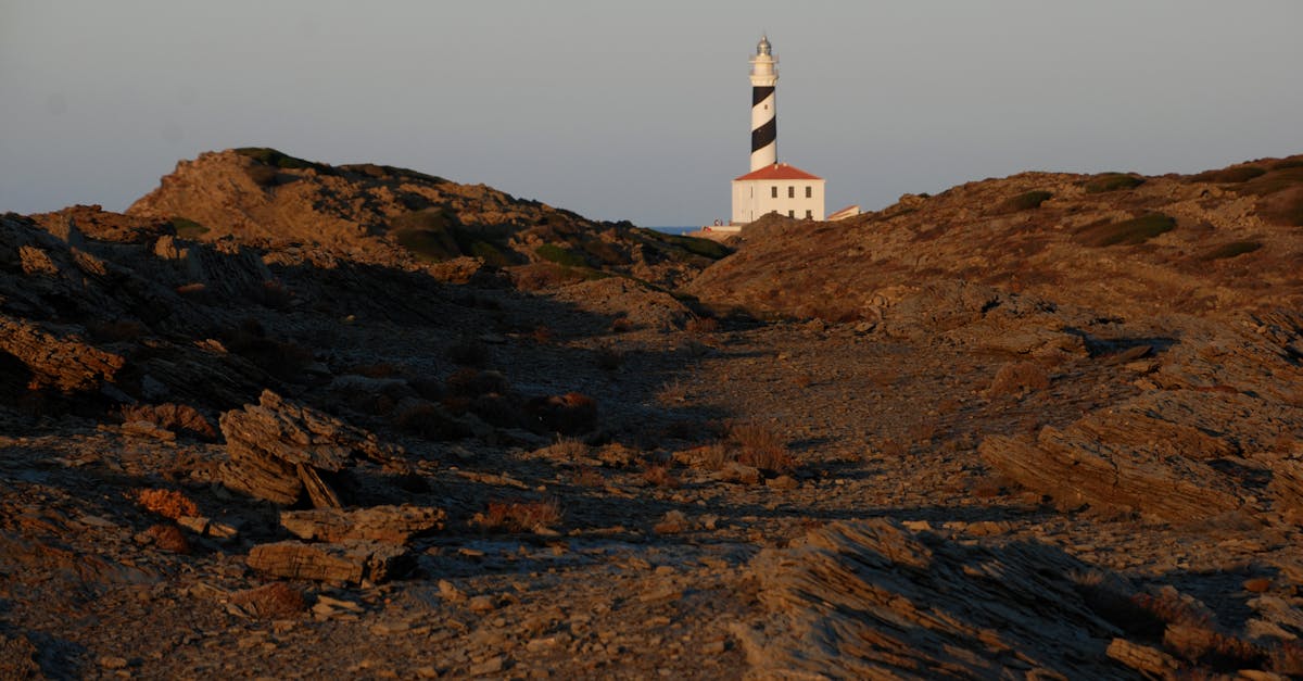 découvrez le monde fascinant des phares avec notre guide complet sur leur histoire, leur architecture et leur importance en tant que symboles maritimes. plongez dans l'univers des lumières qui guident les marins et des récits captivants qui les entourent.