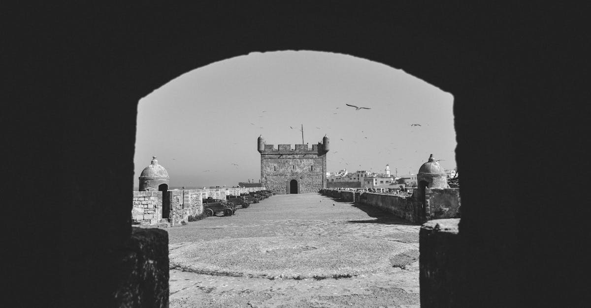 découvrez mogador, une destination captivante au maroc, alliant culture, histoire et paysages enchanteurs. explorez ses plages, son ambiance unique et savourez une cuisine délicieuse dans cette ville emblématique.