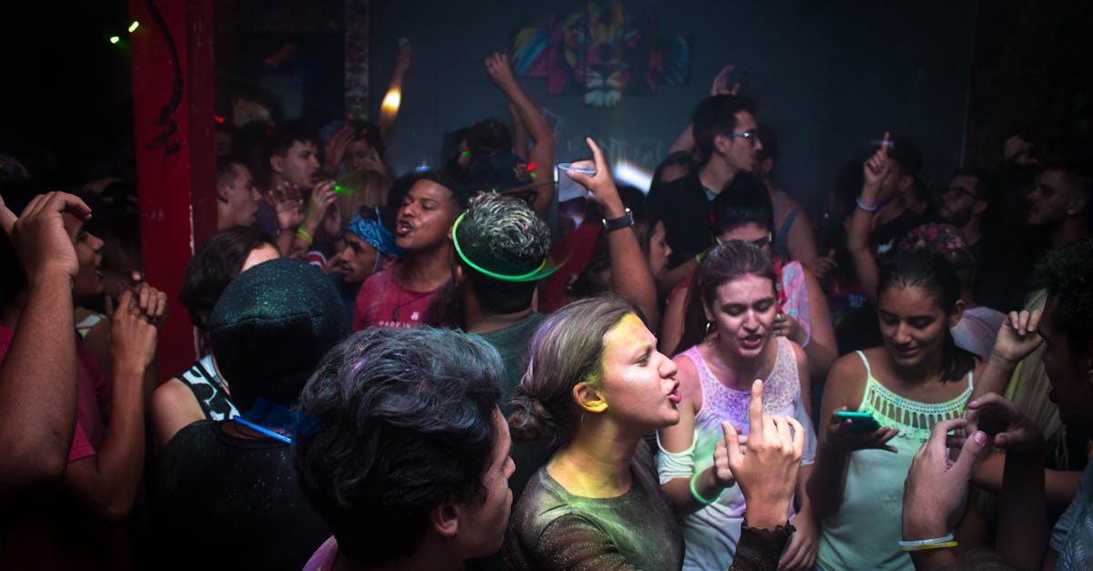 découvrez l'ambiance électrisante de notre nightclub, où la musique entraînante, des lumières éblouissantes et des cocktails savoureux se combinent pour créer des nuits inoubliables. rejoignez-nous pour danser, vous amuser et vivre des moments exceptionnels entre amis.