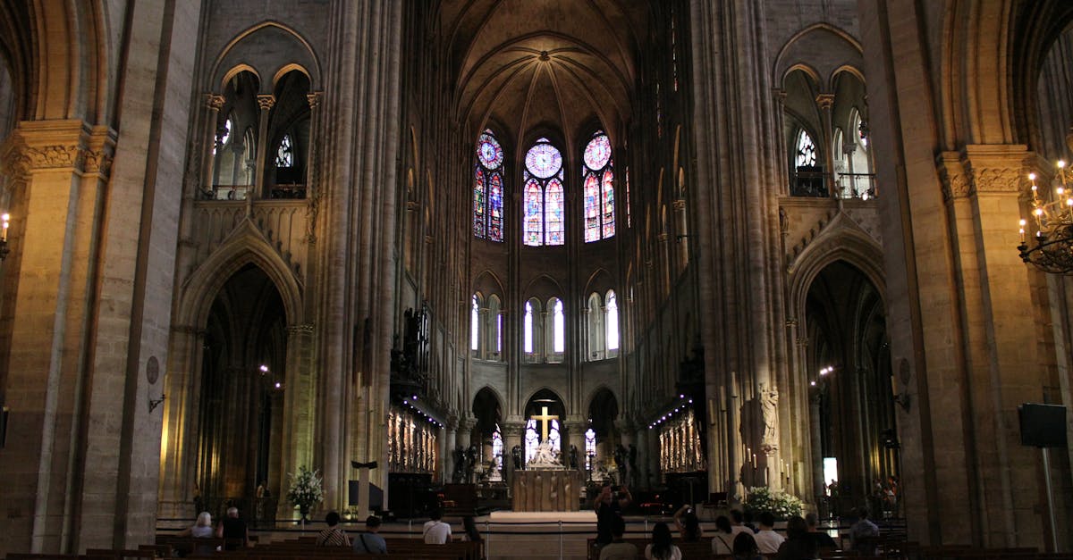 découvrez l'éblouissante église notre-dame, un chef-d'œuvre de l'architecture gothique, riche en histoire et en spiritualité. visitez ce monument emblématique pour explorer ses détails artistiques, son atmosphère paisible et son impact culturel à travers les siècles.