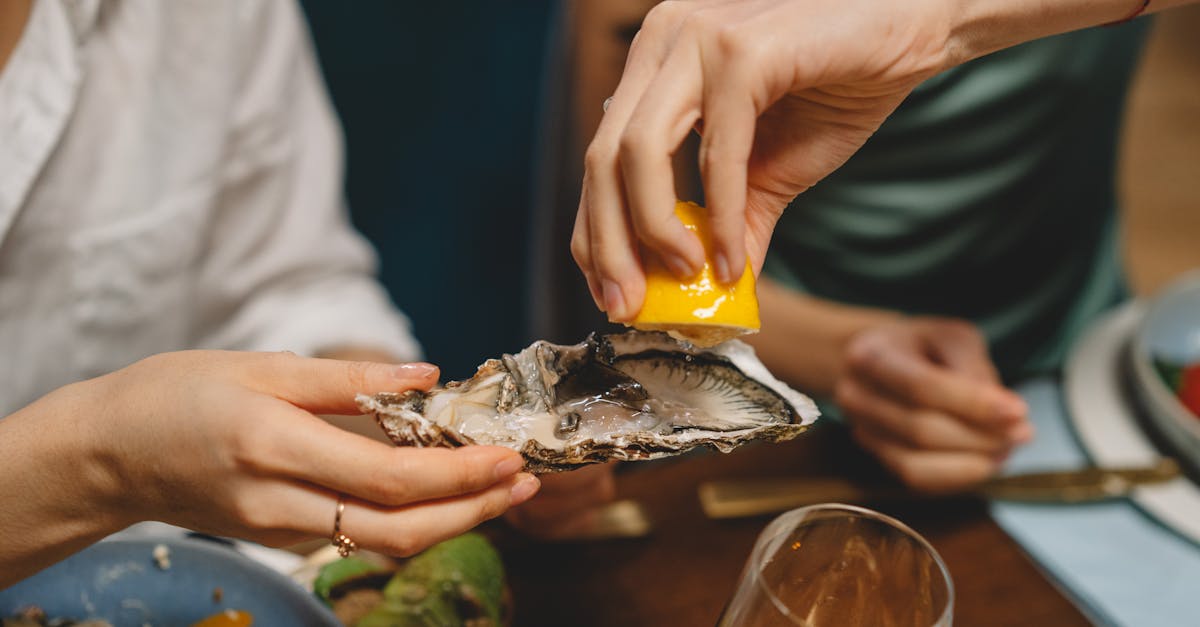 découvrez l'univers fascinant des huîtres : des délices marins aux bienfaits nutritionnels, apprenez tout sur leur élevage, leurs variétés ainsi que des recettes savoureuses pour les déguster. plongez dans la culture de l'huître et savourez un goût d'océan.