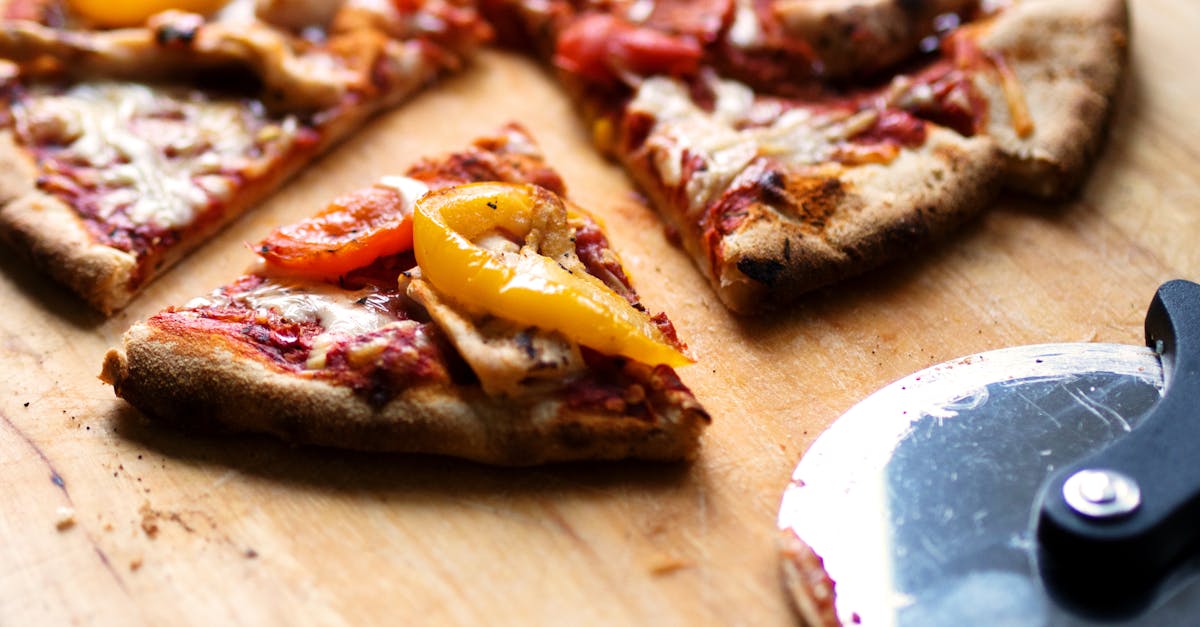 découvrez un monde de saveurs avec notre sélection de pizzas artisanales, préparées à partir d'ingrédients frais et de qualité. que vous soyez fan de classiques ou en quête de nouvelles combinaisons audacieuses, notre menu saura ravir vos papilles. commandez dès maintenant et savourez la vraie passion de la pizza!