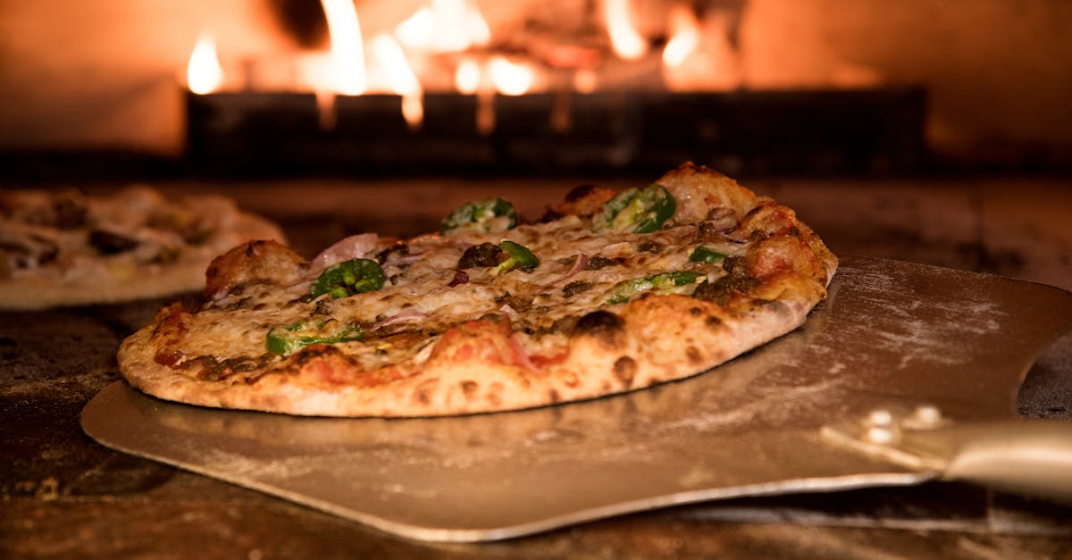 découvrez notre délicieuse sélection de pizzas préparées avec des ingrédients frais et savoureux. que vous soyez fan de classique margherita, d'une généreuse pepperoni ou d'une végétarienne colorée, nous avons la pizza parfaite pour satisfaire toutes vos envies. commandez maintenant et savourez l'authenticité de nos recettes!