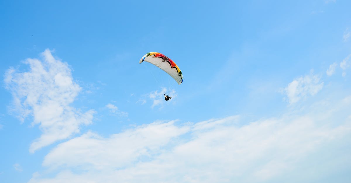 découvrez l'adrénaline du parachutisme : plongez dans le vide et admirez des paysages à couper le souffle. vivez une expérience inoubliable en sautant depuis des hauteurs vertigineuses, guidé par des professionnels. réalisez votre rêve de ciel ouvert et ressentez la liberté du vol.