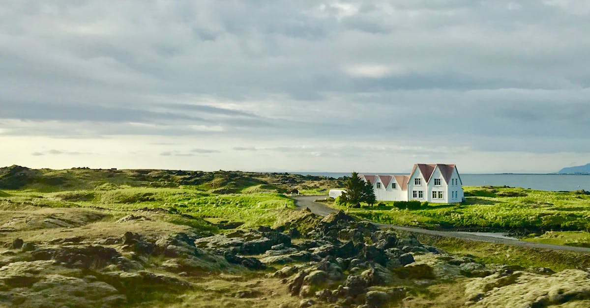découvrez la charmante suzac beach house, un havre de paix situé en bord de mer, idéal pour des vacances inoubliables. profitez de la vue imprenable sur l'océan, d'un accès direct à la plage et de tout le confort moderne pour un séjour relaxant en famille ou entre amis.